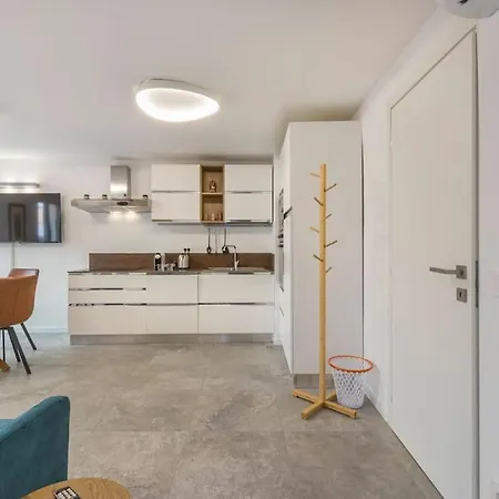 Apartment Modena's Graffiti House In The Heart Of Movida