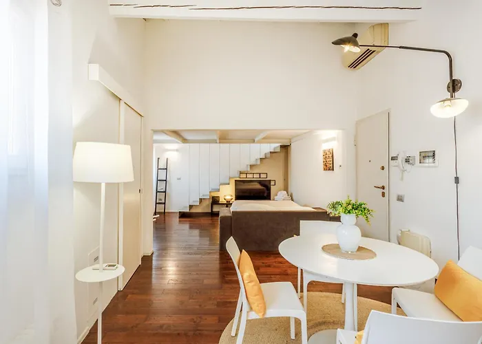 Modena's Graffiti House In The Heart Of Movida Μόντενα