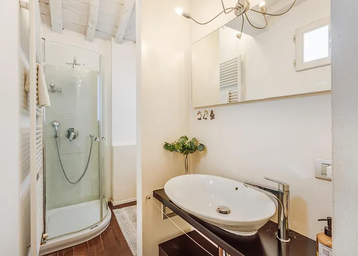 Modena's Graffiti House In The Heart Of Movida Μόντενα